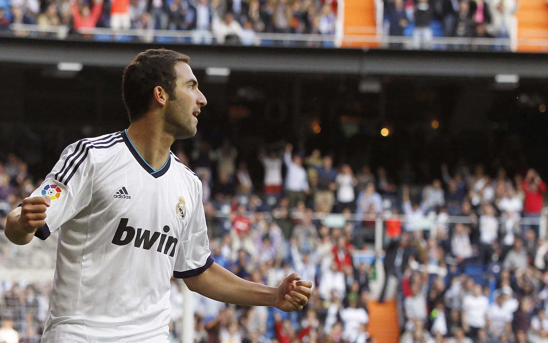 球员在比赛中以背打制造优质得分机会被赞赏，背打最厉害的球员